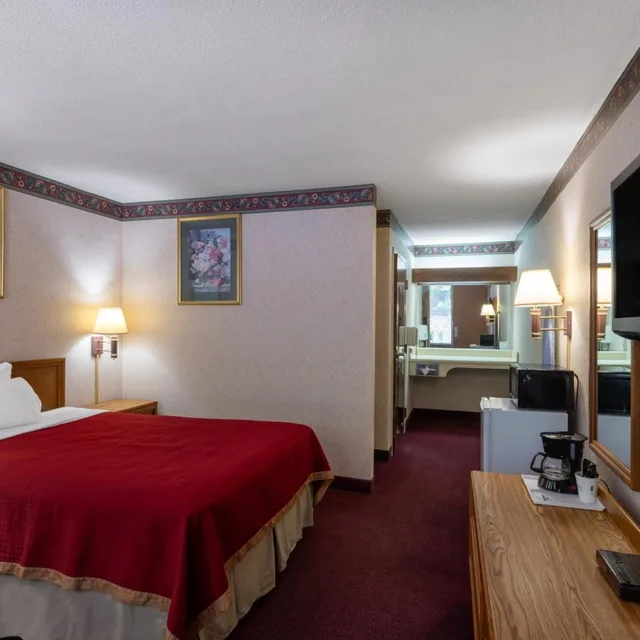 غرفة بسرير مزدوج للمدخنين، Howard Johnson by Wyndham Salem Hotel & Conference Center 1/5