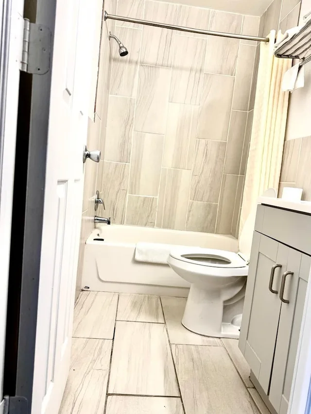 غرفة بسرير كينج للمدخنين، Highlander Inn Cleveland Beachwood Near I-480 3/4