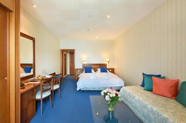 غرفة سوبيريور ثلاثية بسرير فردي بإطلالة على البحيرة، GOLF HOTEL RENE CAPT 6/9