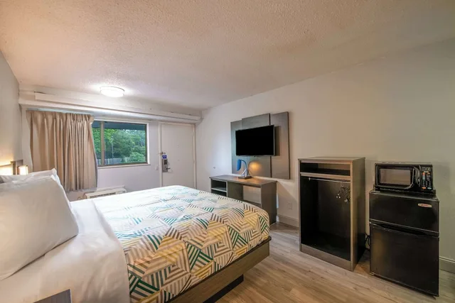 غرفة قياسية بسرير كينج لذوي الإعاقة، Motel6 Charlotte, NC - Coliseum 2/6