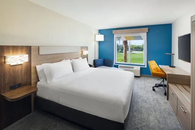 غرفة قياسية بسرير كينج مع أريكة لذوي الإعاقة، Holiday Inn Express and Suites Port St. Lucie West 2/6
