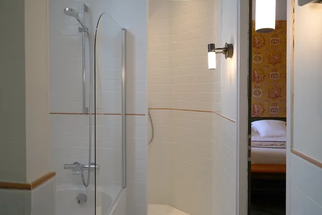 Suite, Queen Bed, Hotel Des Prelats 2/2