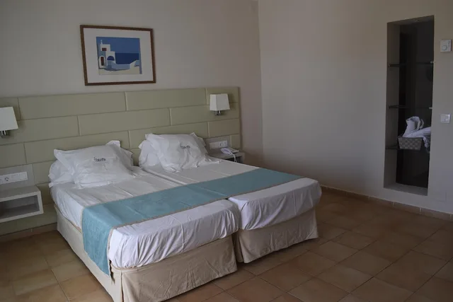 غرفة بسريرين منفصلين بشرفة، Hotel Cala d Or - Adults Only 3/10