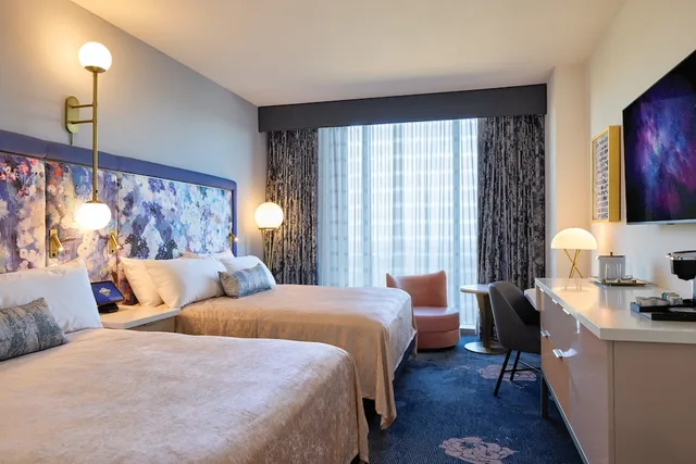 غرفة بسريرين كوين بإطلالة على المسبح، Universal's Helios Grand Hotel, a Loews Hotel 1/3
