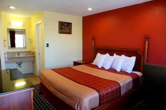 غرفة قياسية بسرير كوين، Bay Breeze Inn 2/6
