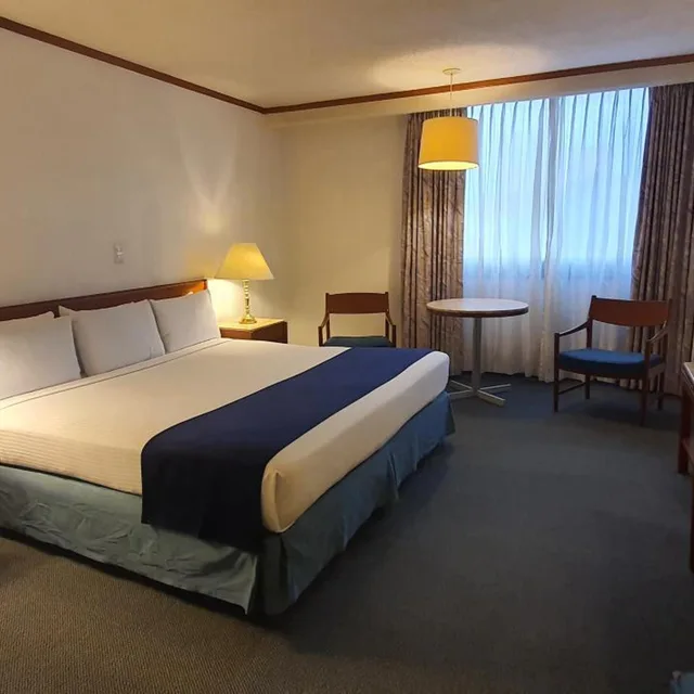 جناح جونيور، Bristol Hotel 1/10