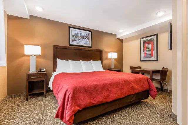 Room, King Bed, Rodeway Inn Chicago-Evanston 3/5