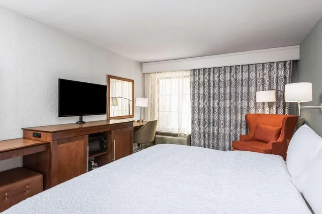 جناح بسرير كينج مع أريكة بحوض جاكوزي لذوي الإعاقة، Hampton Inn & Suites Florence Center 3/4