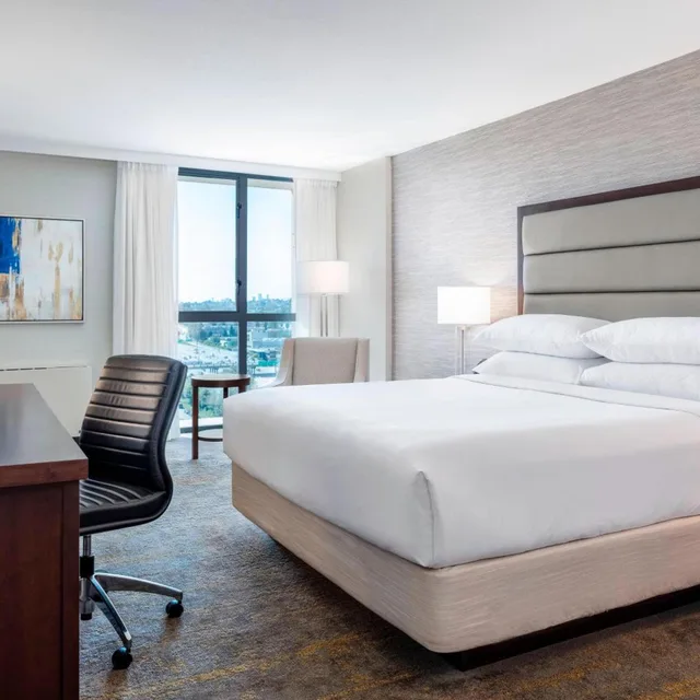 غرفة ديلوكس بسرير كينج، Delta Hotels by Marriott Burnaby Conference Centre 2/6