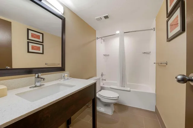 غرفة بسرير مزدوج، Comfort Inn & Suites Indianapolis Northwest - College Park 6/6