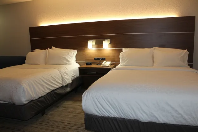 غرفة قياسية بسريرين كوين مع أريكة، Holiday Inn Express Hotel Suites Raton 4/10
