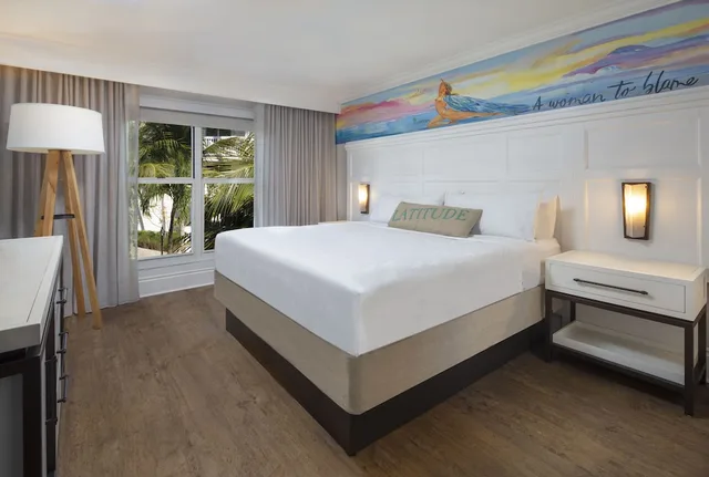 1 Bedroom, Suite, King Bed, Resort View, Accessible، Margaritaville Beach House Key West 1/2