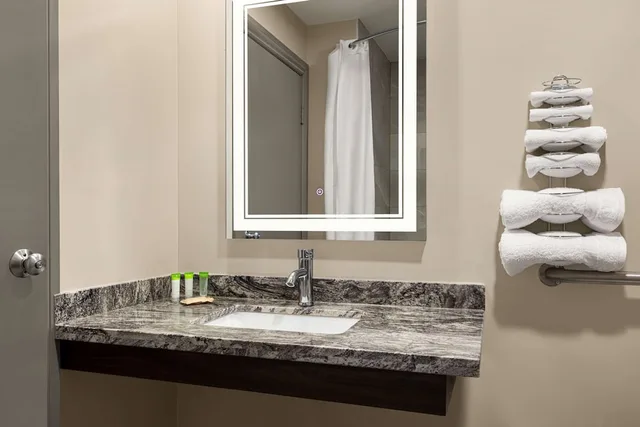 غرفة بسرير كينج، Super 8 By Wyndham Sarnia On 5/5