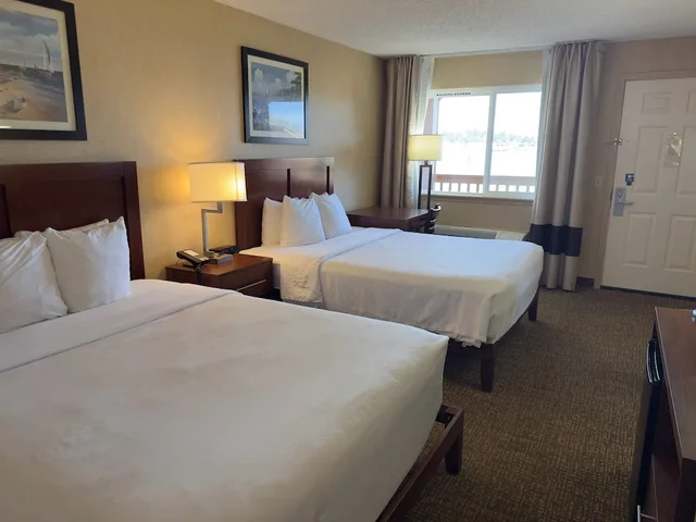 Upgrade, 2 Queen Beds، Comfort Inn On The Bay 3/10