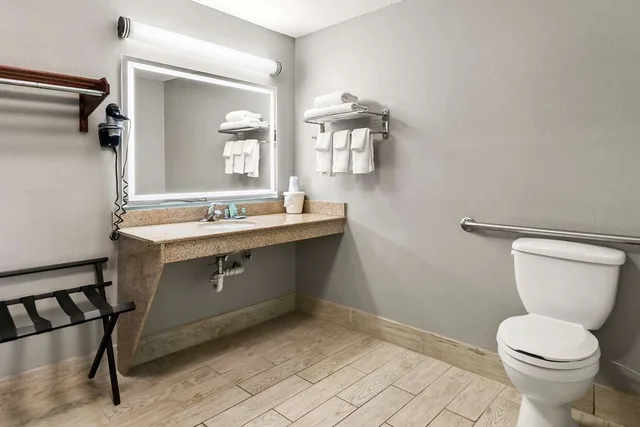 غرفة بسرير كينج لذوي الإعاقة، Best Western Inn Monroeville AL 3/4