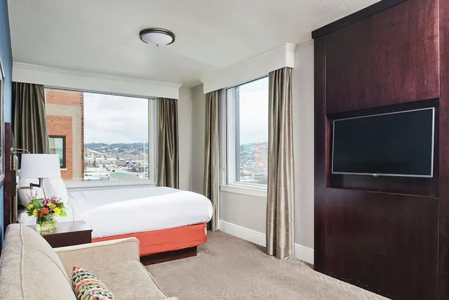 جناح بسرير كينج بغرفتي نوم لذوي الإعاقة، Hotel Alex Johnson Rapid City Curio Collection By Hilton 5/10