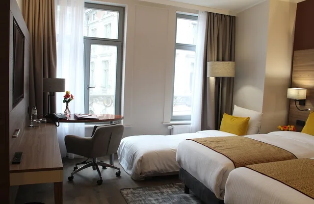 Comfort Triple Room, Leonardo Hotel Antwerp 2/7
