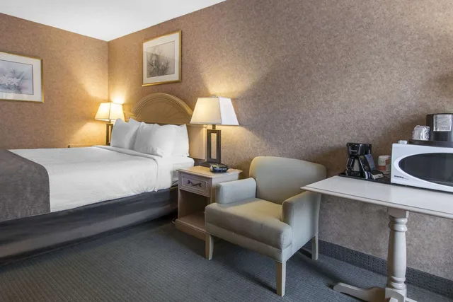 غرفة بسرير كوين، SureStay by Best Western Medicine Hat 1/5