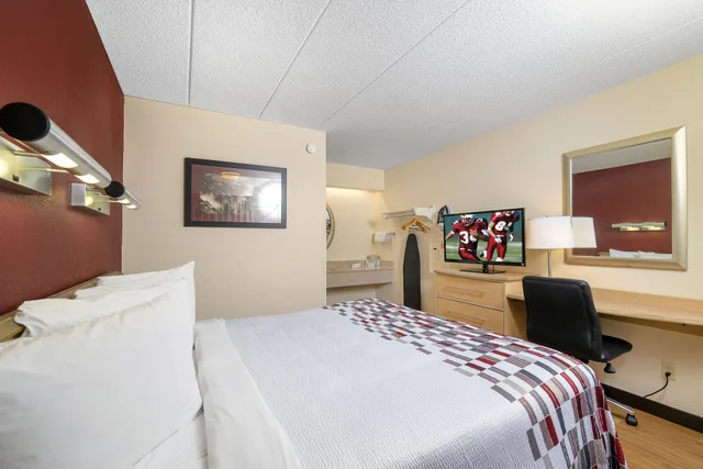 غرفة قياسية بسرير كينج لذوي الإعاقة، Red Roof Inn Detroit Metro Airport - Taylor 1/10
