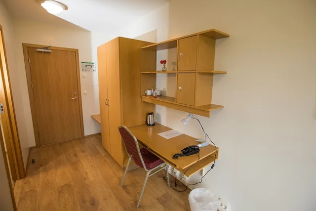 غرفة بسريرين منفصلين بحمام خاص، Hotel Laugar 4/4