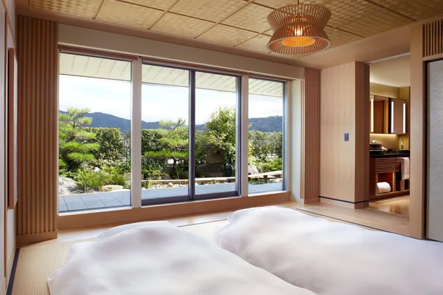 جناح بسريرين منفصلين بإطلالة على الحديقة بشرفة، The Ritz Carlton Kyoto 1/1