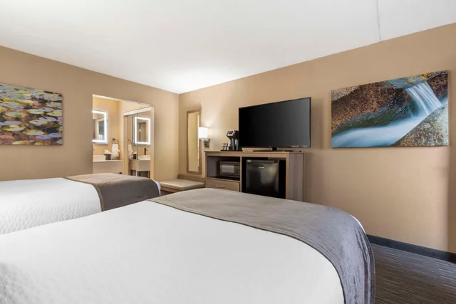 غرفة بسريرين مزدوجين، Best Western Plus Landing View Inn & Suites 3/4