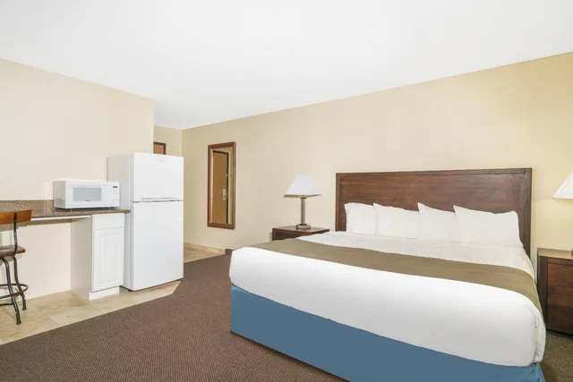 جناح بسرير كينج بغرفتي نوم مع أريكة، Days Inn & Suites by Wyndham Baxter Brainerd Area 1/3