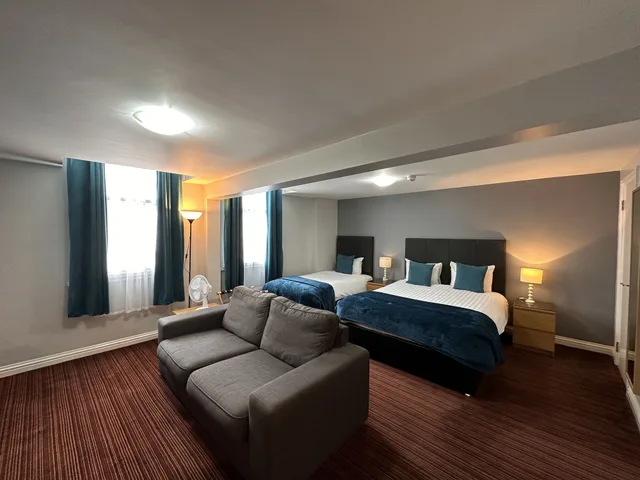 Executive, Twin Beds, 1 King and 1 Single Beds, Spilman Hotel 4/10