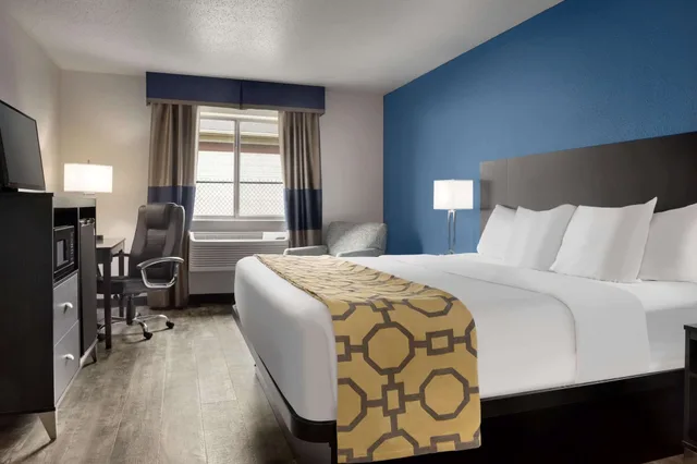 غرفة قياسية بسرير كوين لذوي الإعاقة، Baymont Inn and Suites by Wyndham Swanton/Toledo Airport 2/4