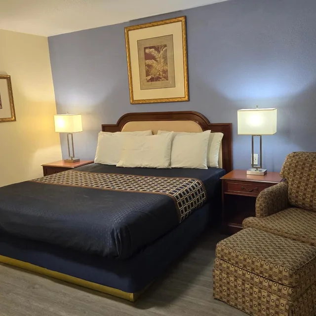 Room, King Bed, Pool View, Rodeway Inn & Suites Blythe I-10, CA 8/10
