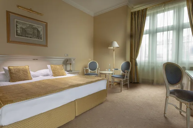 غرفة كلاسيكية بسرير كينج بشرفة، Savoy Westend Hotel 4/7