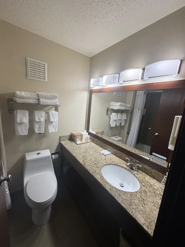 جناح بسرير كوين مع أريكة، Quality Inn & Suites Green Bay - Ashwaubenon 8/8