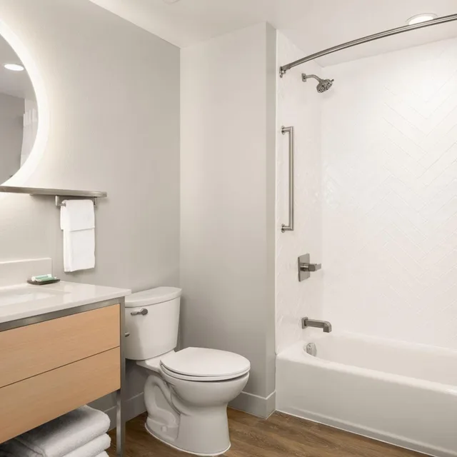 جناح بسرير كوين بغرفة نوم واحدة مع أريكة، TownePlace Suites Iron Mountain 2/3