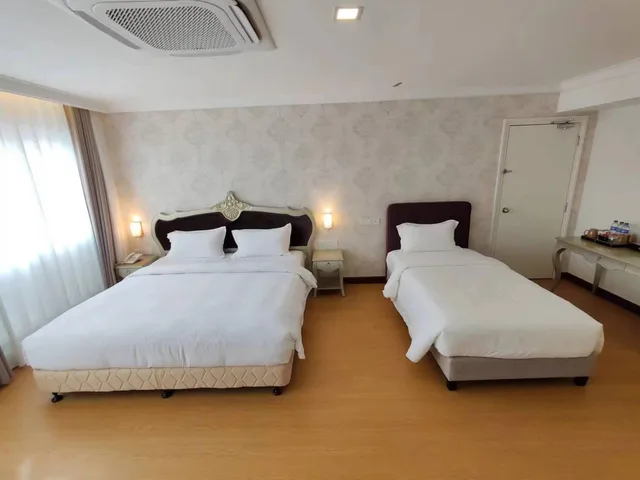 غرفة ثلاثية، RC Hotel 1/1