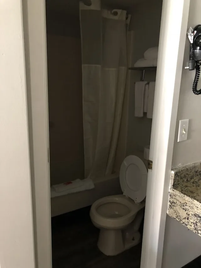 غرفة بسرير كوين، Travelodge by Wyndham Canton/Livonia Area, MI 2/2