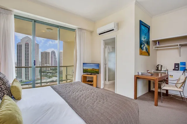 Room, King Bed, Mantra Sun City Surfers Paradise 2/5