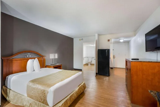 Room, Double Bed, OYO Hotel Orlando Airport 2/4