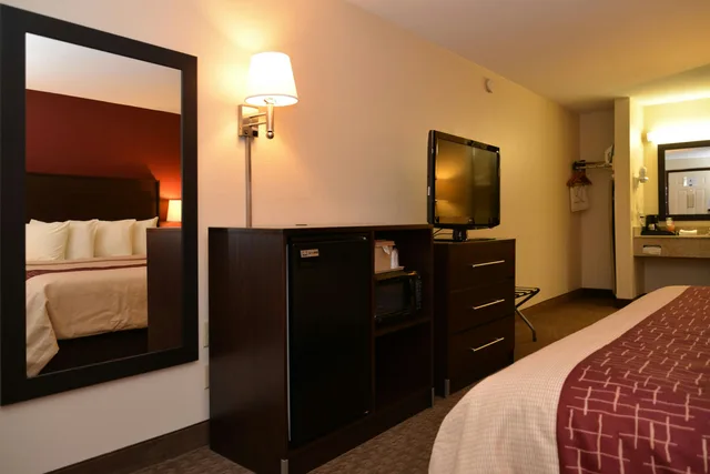 Superior, King Bed, Accessible, Red Roof Inn Cookeville - Tennessee Tech 5/6