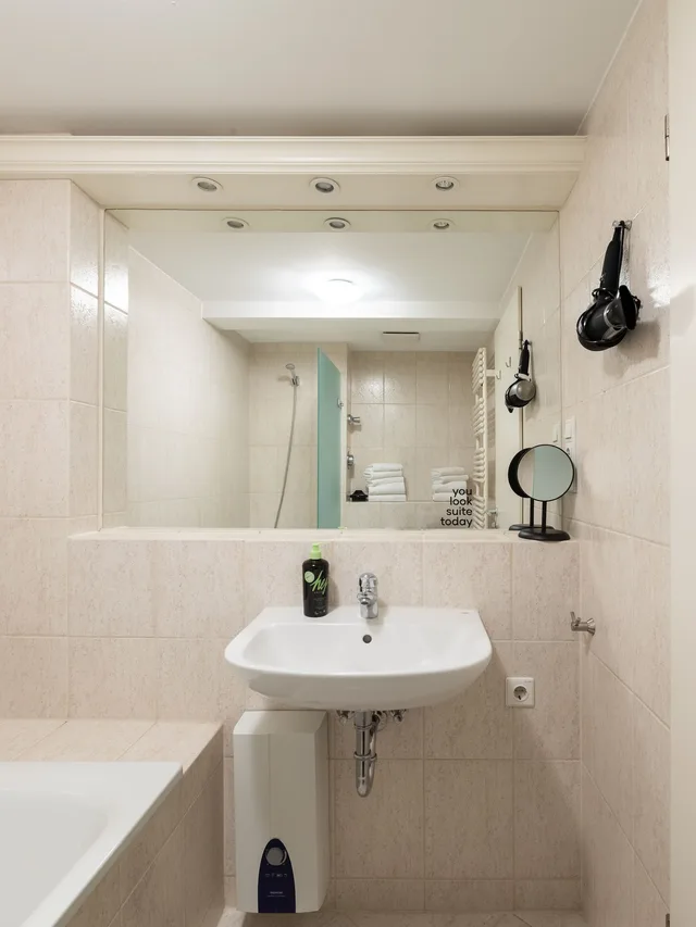 1 Bedroom, Suite, Queen Bed, Sofa, Xl، Flower's Boardinghouse Mitte 3/3