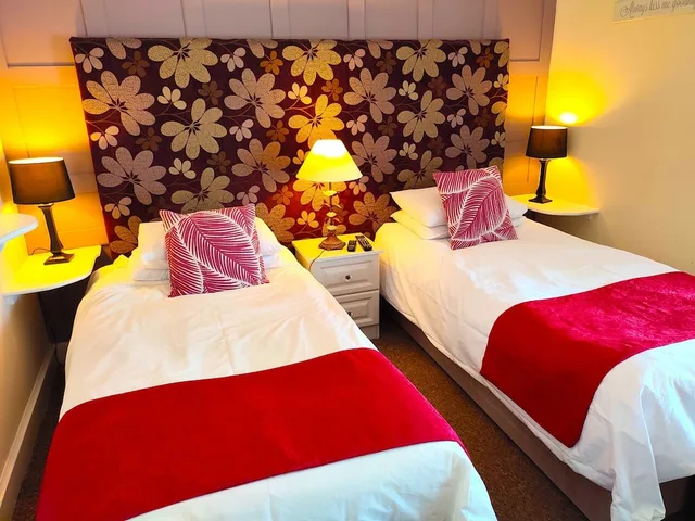 غرفة بسريرين منفصلين، Robin Hill House 1/3