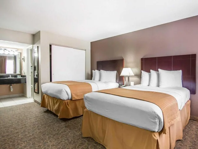 Upgrade, 2 Double Beds, Quality Inn Suites By the Parks 3/3