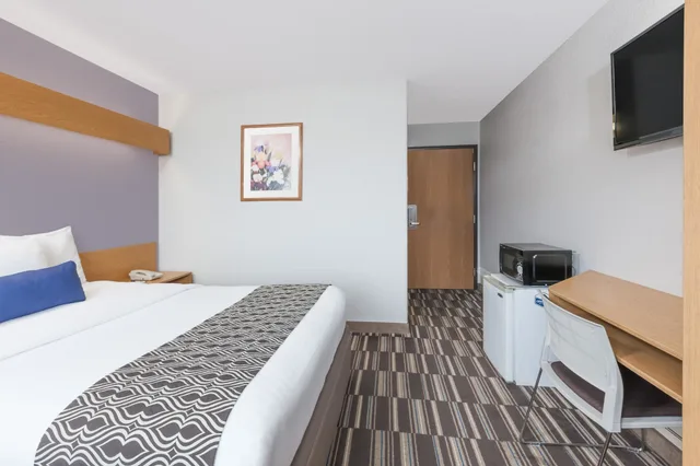 غرفة قياسية بسرير كوين، Microtel Inn Ardmore 2/7