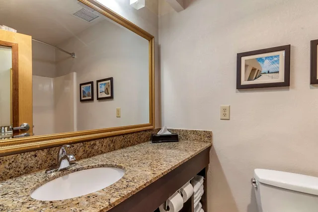 جناح بسرير كينج، Comfort Inn and Suites Lees Summit Kansas City 5/6
