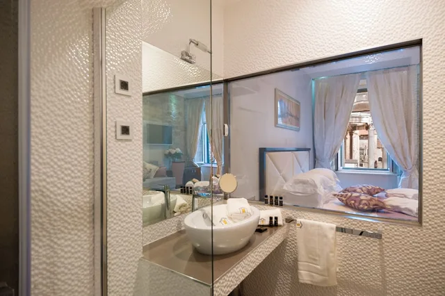 غرفة ديلوكس بسرير كينج بإطلالة على المدينة في الطابق الأرضي، Heritage Hotel Antique Split 2/2