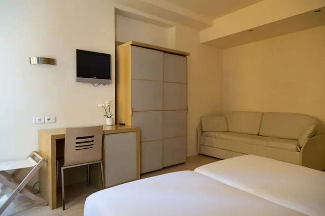 جناح جونيور، HOTEL ANTICO BORGO 3/6