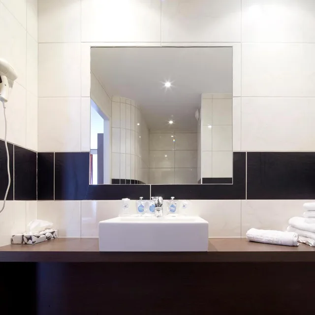 غرفة بسرير مزدوج وسرير فردي، Kyriad Grenoble Centre Formerly Inter Hotel Patrick 6/6