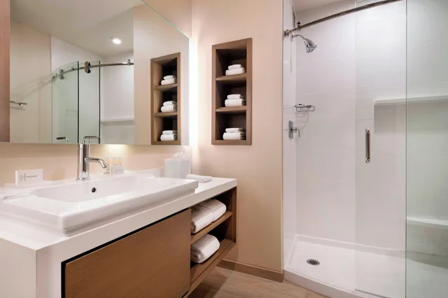 غرفة بسرير كينج مع أريكة، COURTYARD PHOENIX DOWNTOWN 3/3