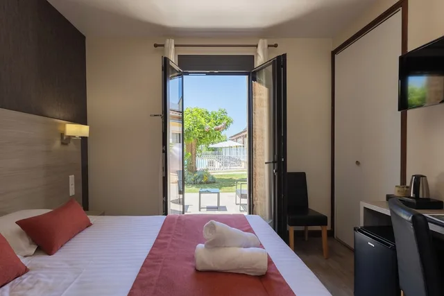 غرفة قياسية بسرير كوين بشرفة، HOTEL L OUSTAL 1/6