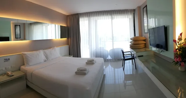 Deluxe, King Bed, Lateral Side Sea View، Serenotel Pattaya Beach Front 2/8