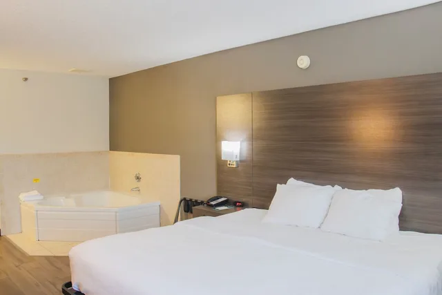 جناح بسرير كينج بحوض جاكوزي، Quality Inn Spearfish I-90 3/10